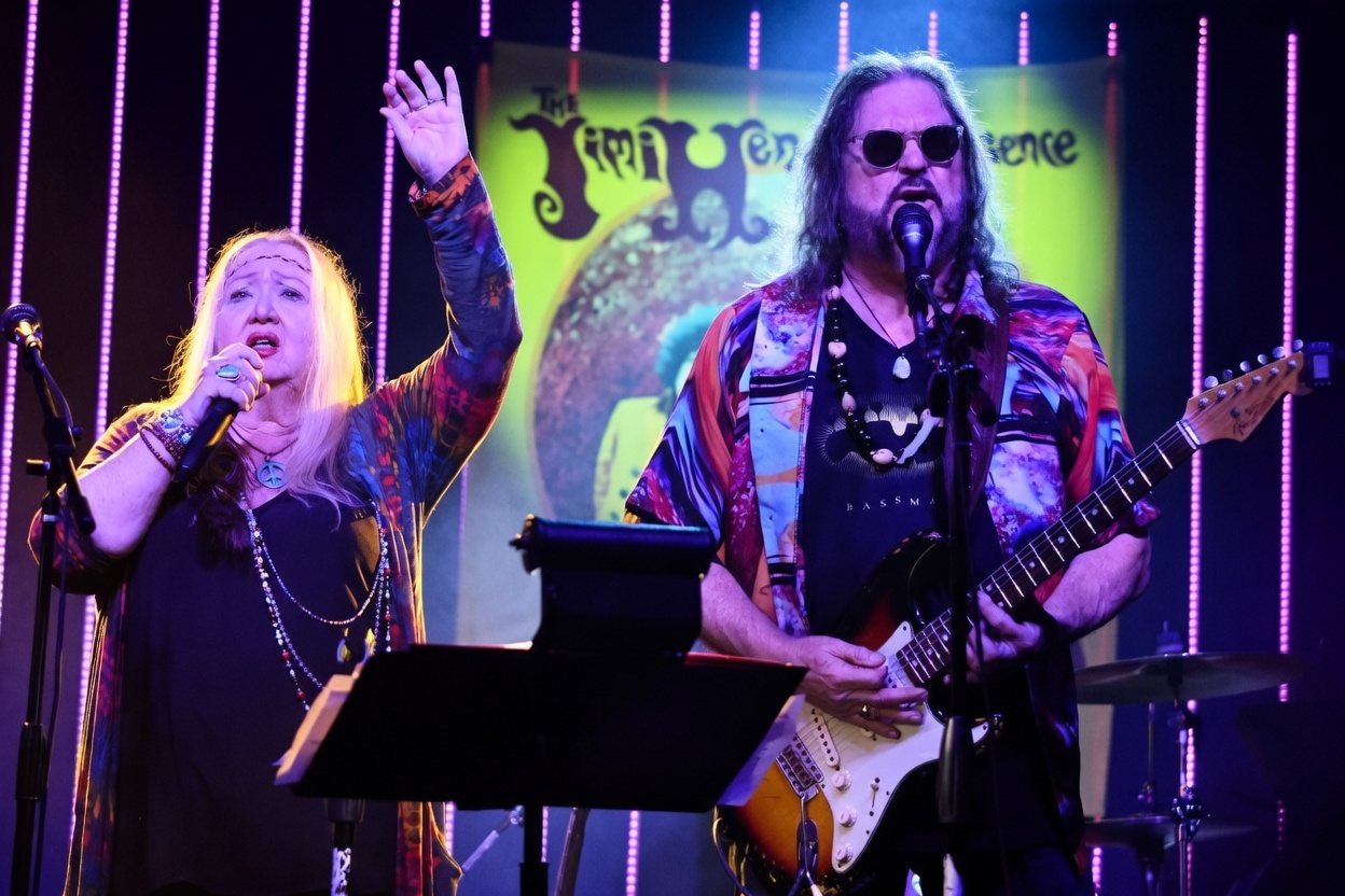 Kenny Lee Lewis performing with Deb Ryder